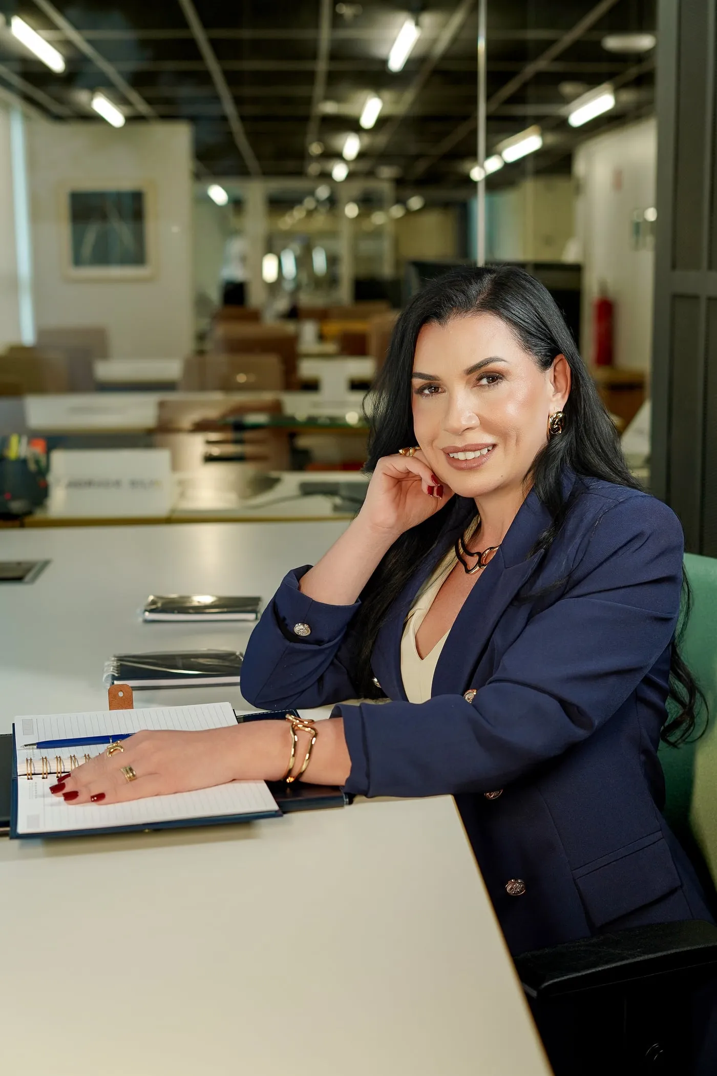 Karla Justo em seu escritório