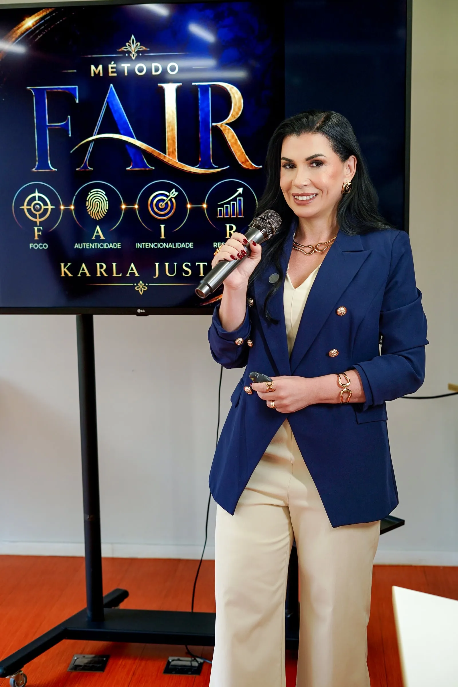 Karla Justo apresentando com microfone