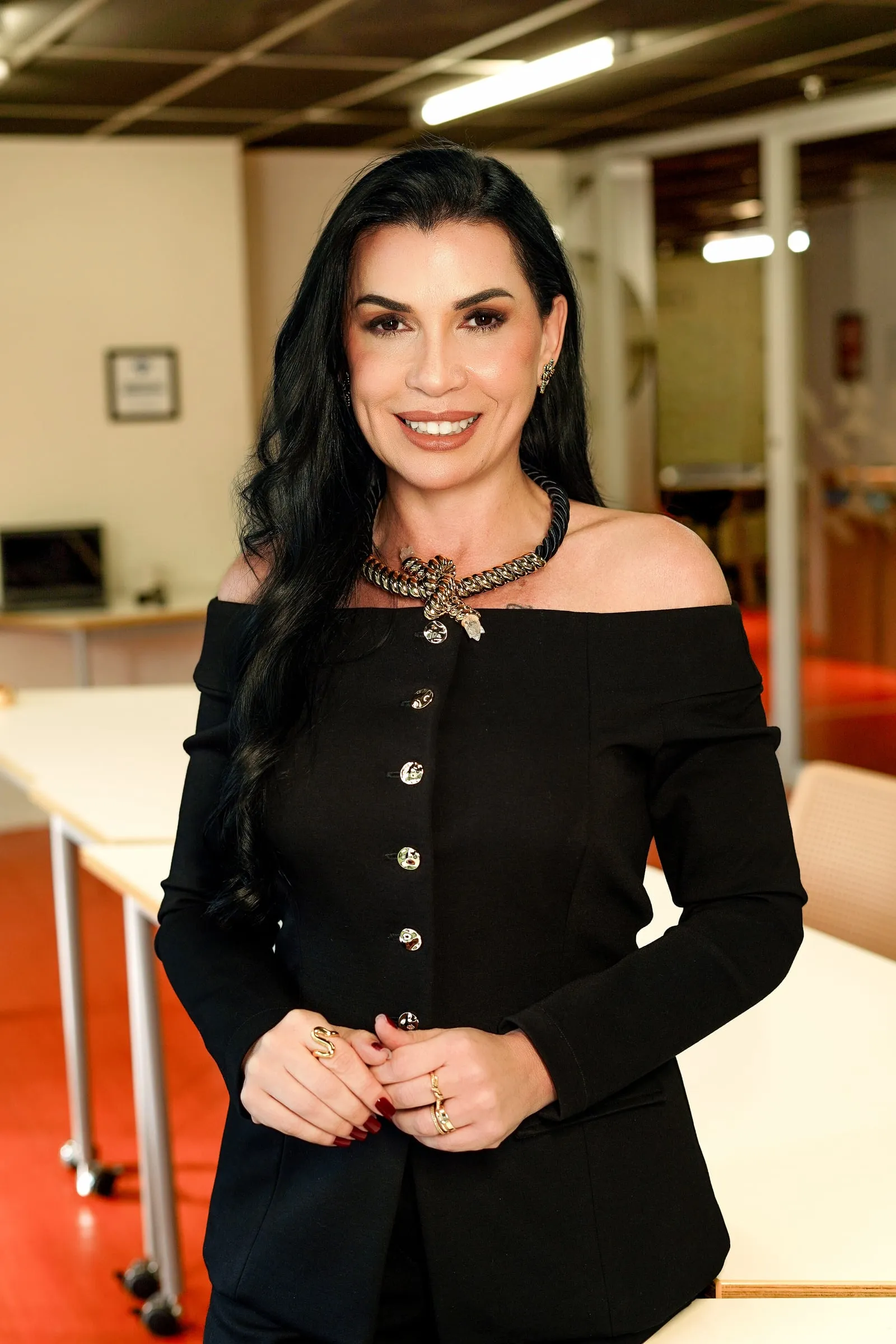 Karla Justo sorrindo em sala de treinamento