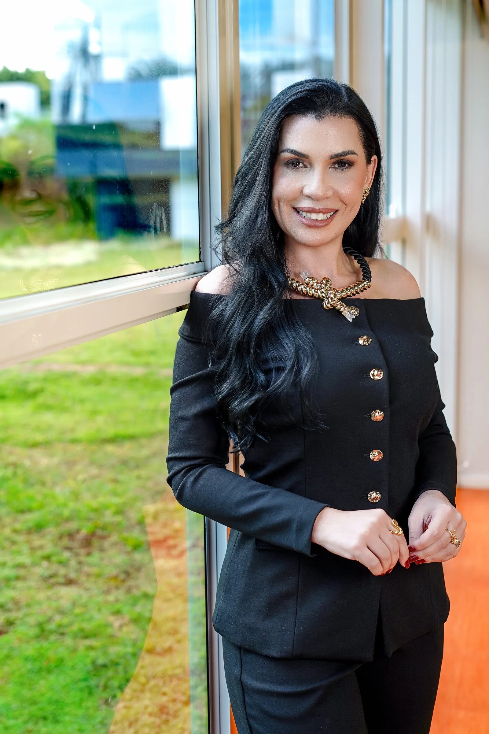 Karla Justo junto à janela
